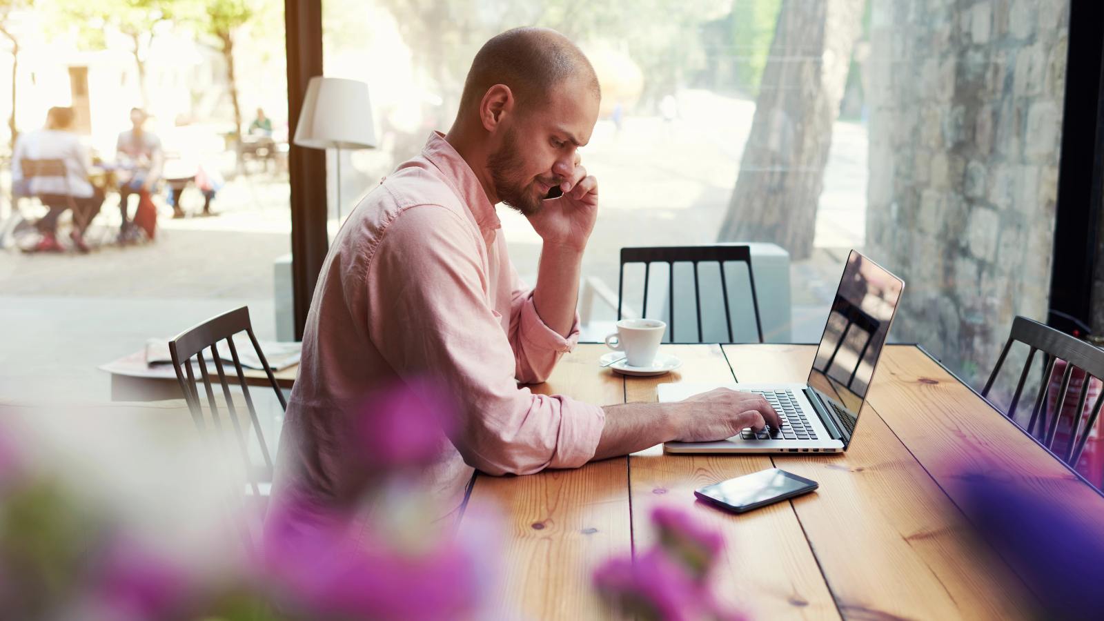 Drei von vier der Unternehmen, in denen Homeoffice möglich ist, wollen es unverändert beibehalten. Das geht aus einer Umfrage des ifo Instituts hervor. »Diese Ergebnisse widerlegen die Auffassung, dass der Trend zurück in die Büros geht«, sagt ifo-Forscher Jean-Victor Alipour. Lediglich 12 Prozent planen strengere Vorgaben, und nur 4 Prozent wollen die Arbeit von zuhause komplett abschaffen. »Die öffentliche Berichterstattung konzentriert sich auf einzelne Unternehmen, in denen Homeoffice zurückgefahren werden soll. Das überzeichnet die tatsächliche Entwicklung«, so Alipour. 11 Prozent der Firmen wollen die Regelungen sogar weiter flexibilisieren. In 79 Prozent der Unternehmen ist Arbeiten von zuhause grundsätzlich machbar. In Großunternehmen ist das deutlich häufiger der Fall (93 Prozent) als in kleinen und mittleren Unternehmen (75 Prozent). Außerdem unterscheiden sich die Sektoren: Während 82 Prozent der Dienstleister und 89 Prozent der Industrieunternehmen Homeoffice anbieten können, gilt das nur für 40 Prozent der Bau- und Handelsunternehmen. Branchenübergreifend möchte nur eine Minderheit die Arbeit von zuhause einschränken oder abschaffen. »Es ist unbestritten, dass Präsenzarbeit dem Homeoffice in manchen Aspekten überlegen ist. Strengere Regeln durch eine stärkere Koordinierung von gemeinsamen Präsenzzeiten können das Homeoffice insgesamt produktiver gestalten«, sagt Alipour. 13 Prozent der Dienstleister und 8 Prozent der Industrieunternehmen planen flexiblere Homeoffice-Regelungen. »Homeoffice ist und bleibt in Deutschland fest verankert«, schlussfolgert Alipour. Bild: Depositphotos / GaudiLab