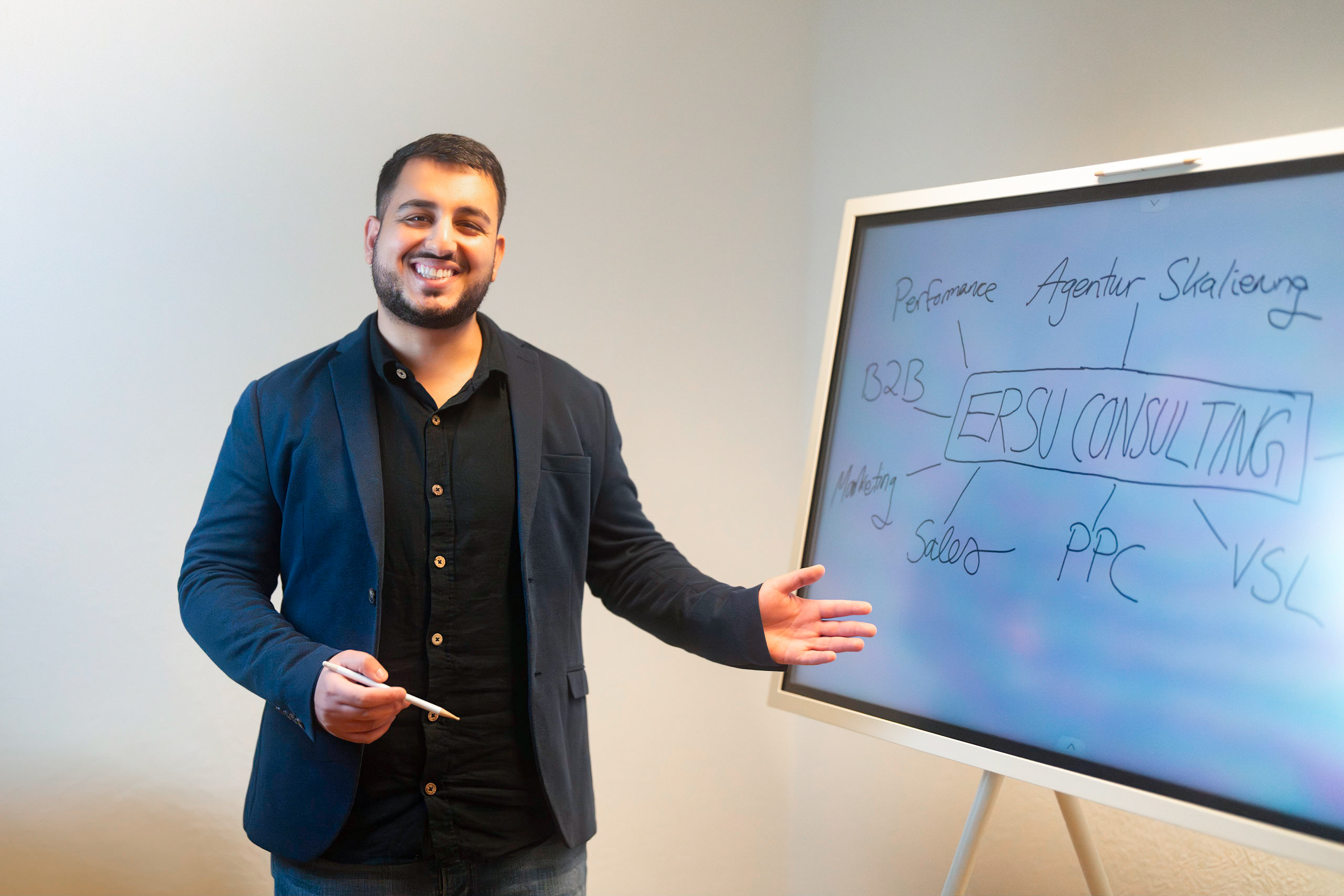 Hakan Ersu mit Schrifttafel