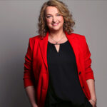 Bild: Sabine Finkmann in rotem Blazer 