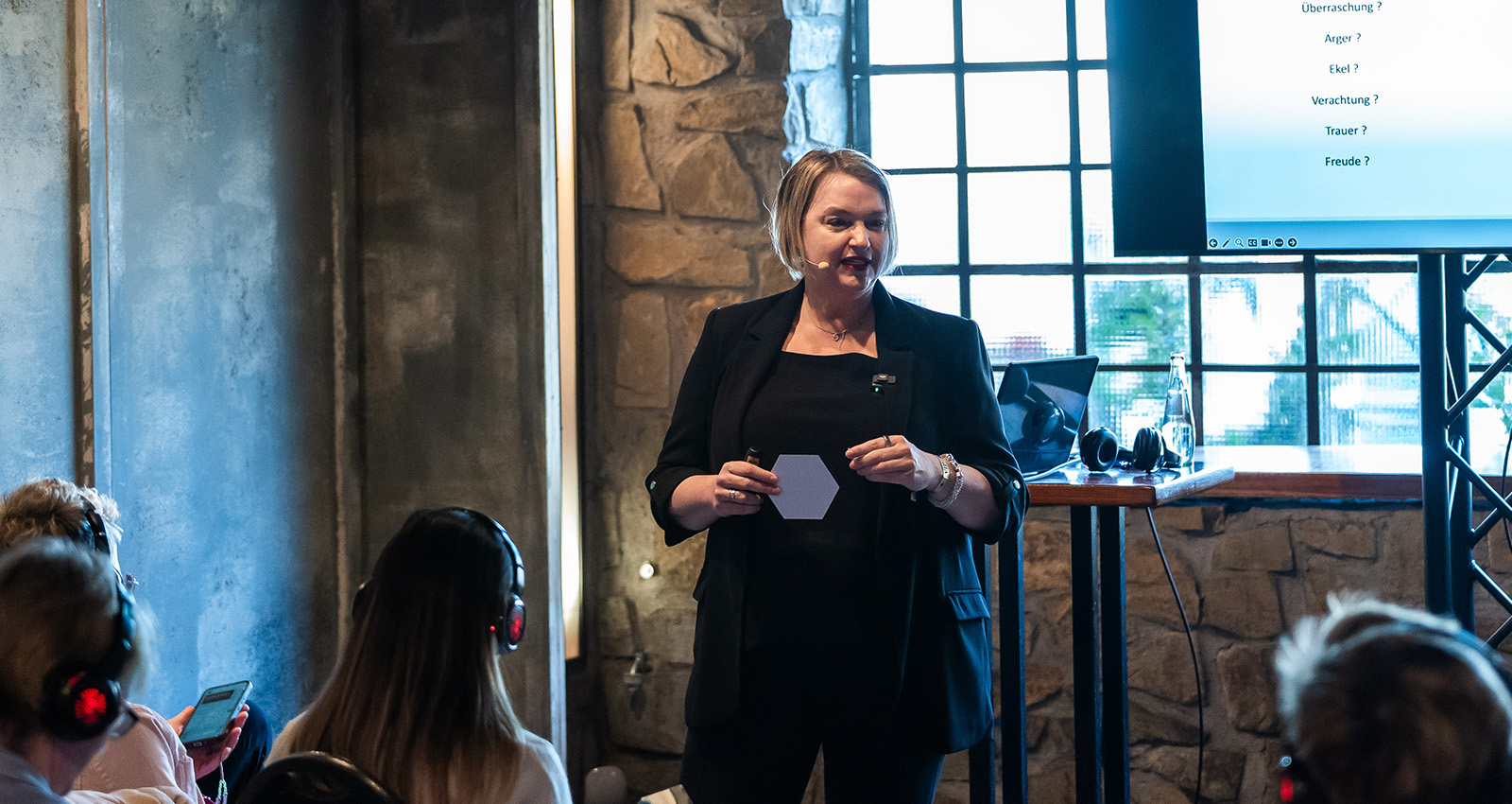 Sabine Finkmann mit Präsentation vor Publikum
