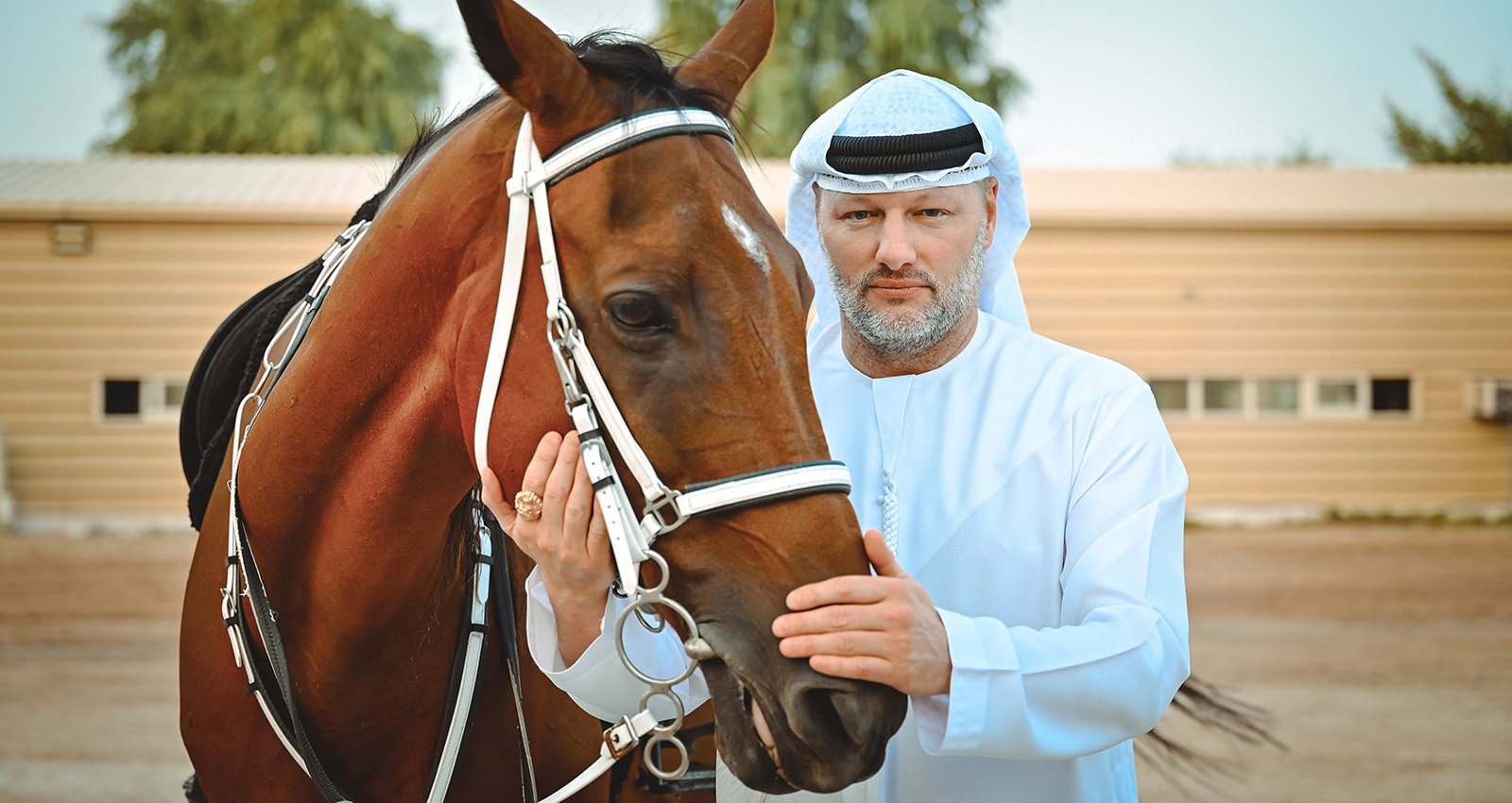 Frank Heister (rechts) mit einem Pferd (links)