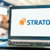 Computer mit Strato-Logo