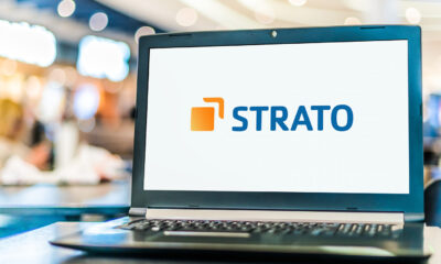 Computer mit Strato-Logo