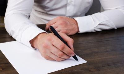 Schreiben auf ein Blatt Papier