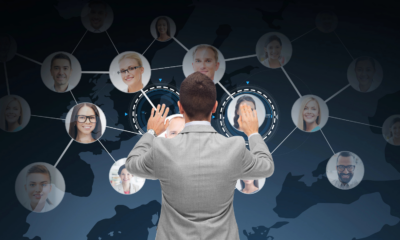 Mann vor seinen Kontakten (Social Media)