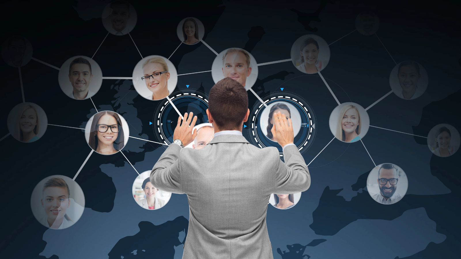 Mann vor seinen Kontakten (Social Media)